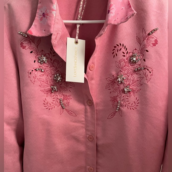 NWT Loveshack O/S Pink Swade Button Down Top with flower details. 💕 - Picture 2 of 6